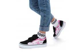 VANS Old Skool V - (Butterfly Dream) Fuchsia red/True white - Chaussures de skate Enfants - vue porté